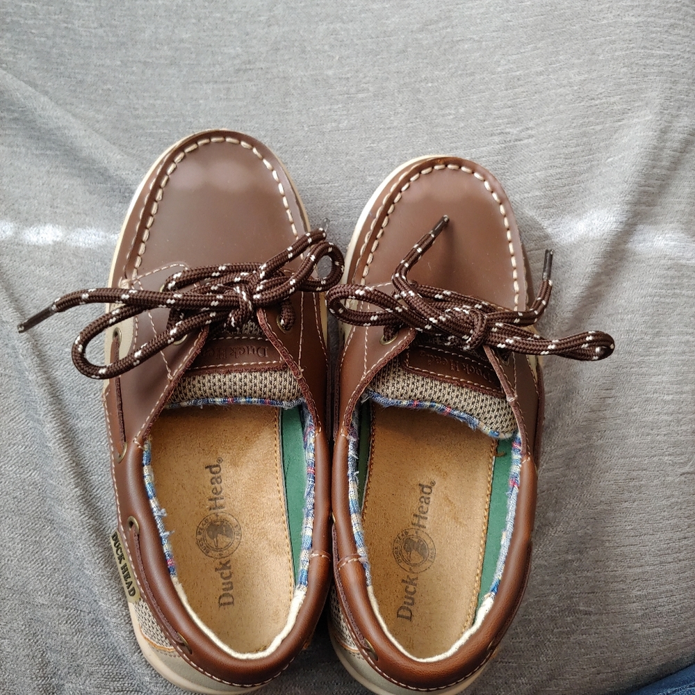 Boys size 2.5 duck head boat shoes